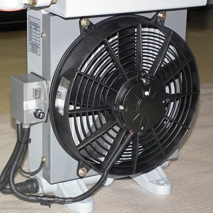 Масляный вольт. Вентилятор радиатора гидросистемы TNA 300. Радиатор гидравлики КАМАЗ С вентилятором. Terex 5501660994 масляный радиатор с вентилятором. Вентилятор теплообменника автобетоносмесителя 24v артикул.