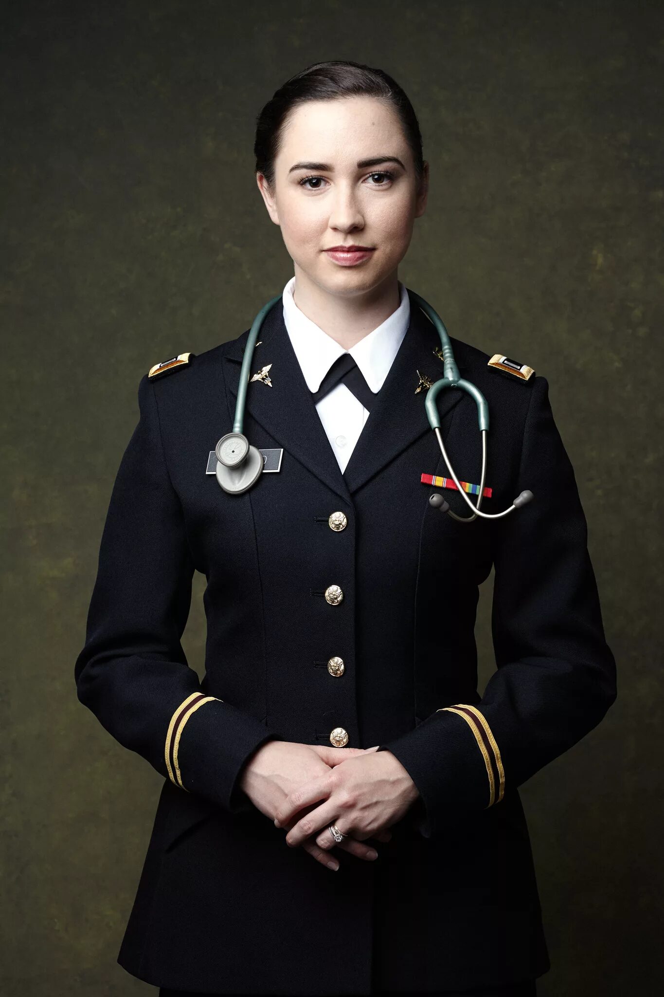 Девушка военный врач. Военная женская форма. Женскамявоенная форма. Женщины в военной форме. Женщина офицер.