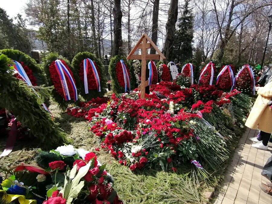 Могила Жириновского на Новодевичьем кладбище. Новодевичье кладбище похороны могила Владимира Жириновского.