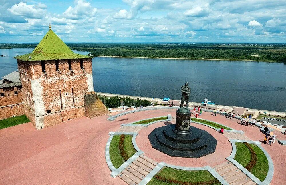 Год города нижний новгород. Чкаловская лестница памятник Чкалову. Нижегородский Кремль достопримечательности Нижнего Новгорода. Памятник в Кремле Нижний Новгород. Нижний Новгород Кремль и Волга.