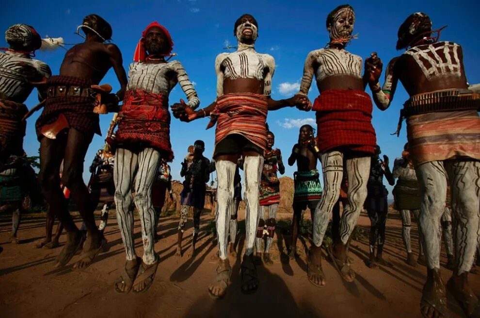 Племя объединяет