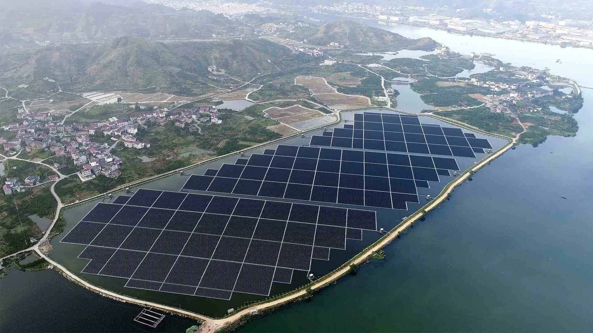 Какая электростанция самая крупная. Китай плавучая Солнечная станция. Солнечная электростанция в провинции цинхай, Китай. Солнечные панели на горе Тайхан. Солнечная электростанция Datong, Китай.