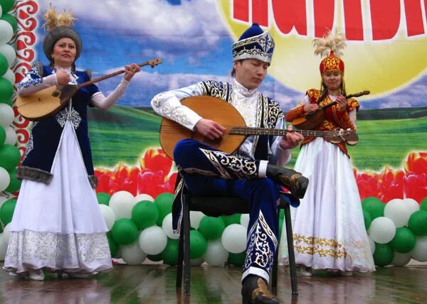 Песня казашка поет. Казахстан айтыс. Наурыз в Казахстане. Казах с домброй. Наурыз домбра.