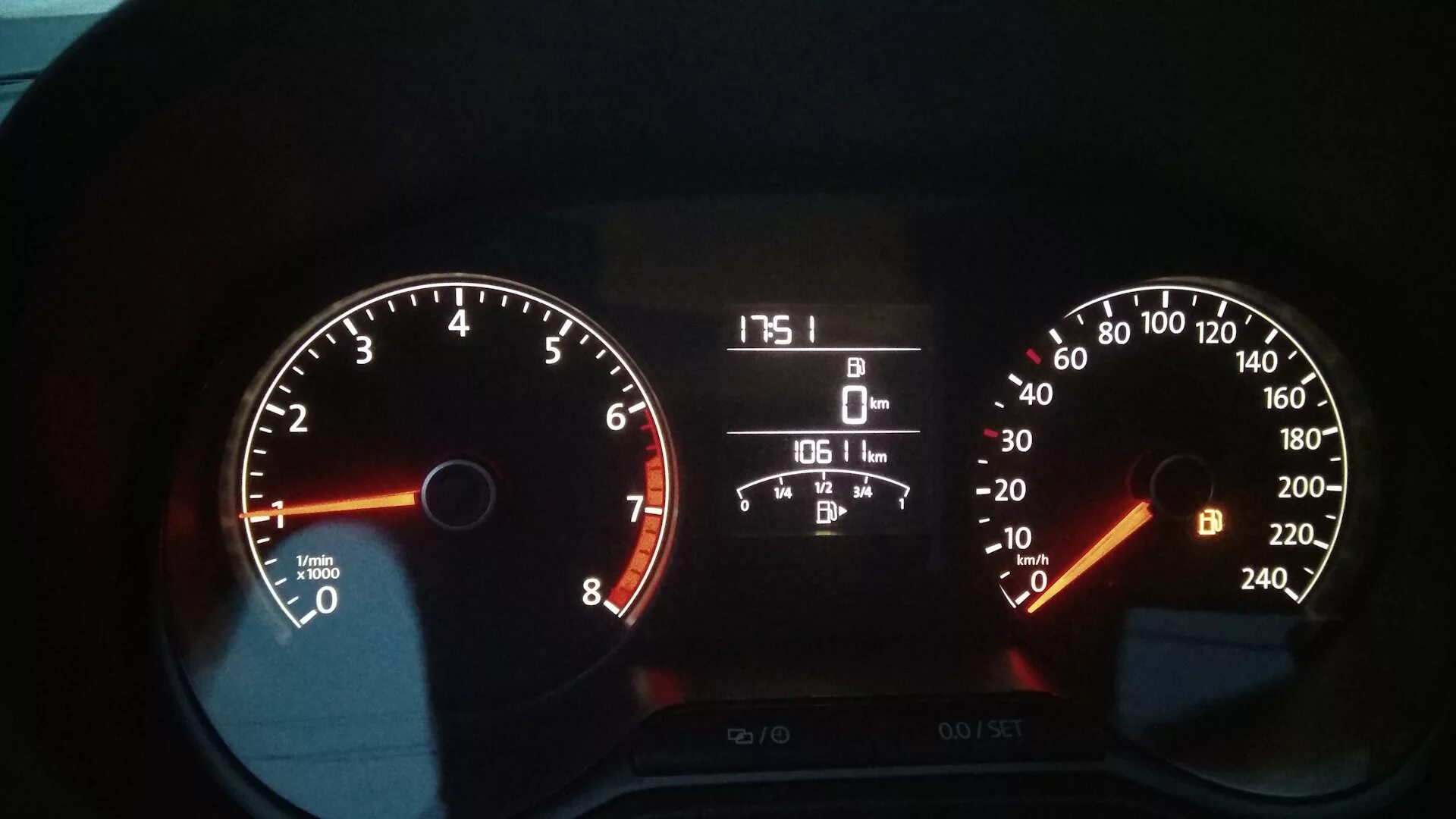 Сколько литров в фольксваген поло. Фольксваген поло 2016 индикатор топлива. Фольксваген поло приборная панель полный бак. Полный бак Фольксваген поло 2012 седан. Volkswagen Polo sedan бак бензин.