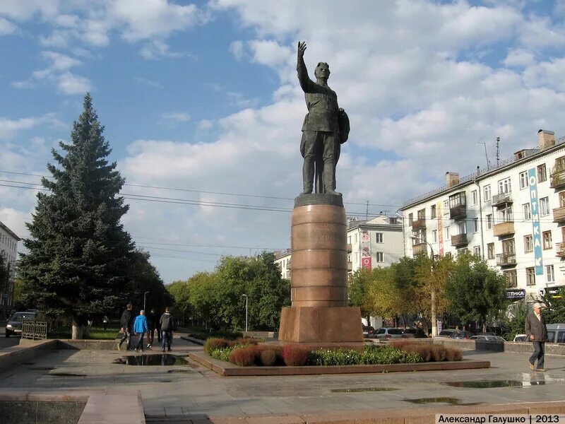 Памятники киров. Памятник Кирову Сергею Мироновичу Кирову. Октябрьский проспект памятник Кирову. Киров Сергей Миронович памятник. Памятник Кирову в Кирове у ЦУМА.