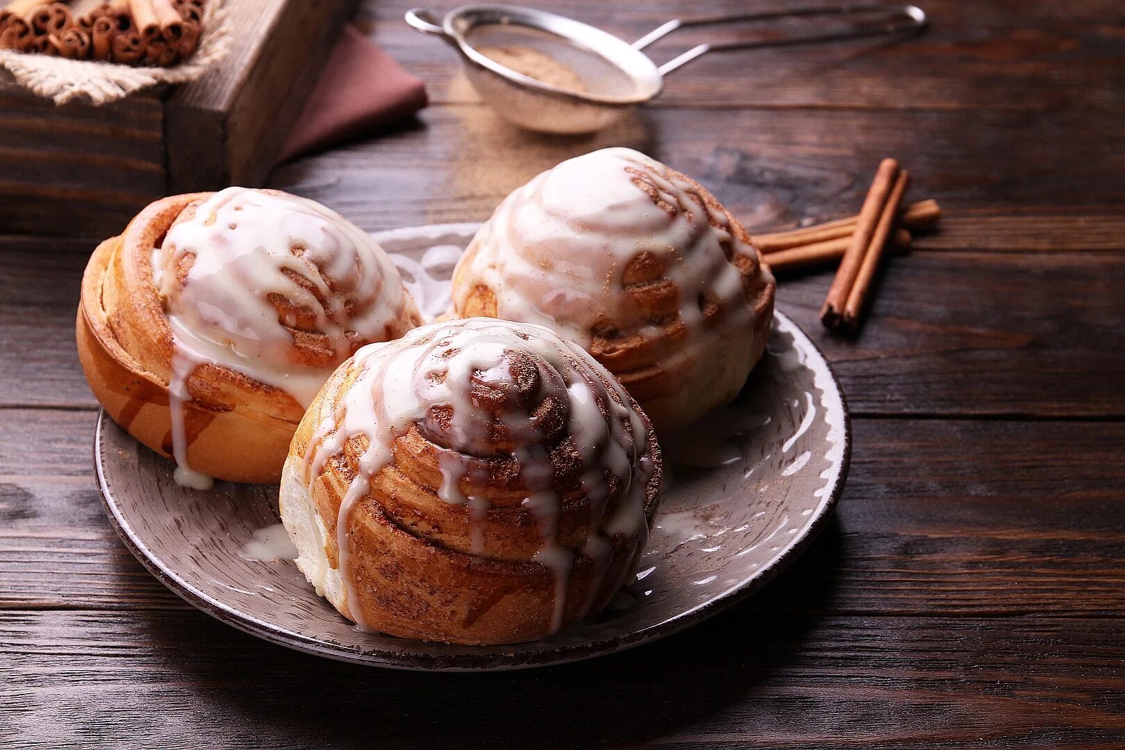 Циннамон булочка. Cinnamon Roll (булочка с корицей) 25г. Синнамон ролл. Американские сладкие булочки. Праздник булочки