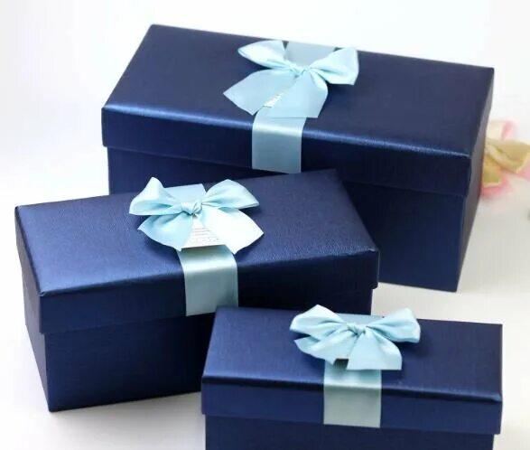 Девять подарков. Коробка Санлайт синяя подарочная синяя. Подарочная коробка с бантом. Синяя подарочная коробка с бантом. Cbyfzzподарочная коробка.