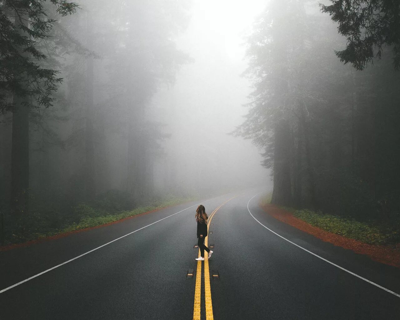 Дальше тянется дорога. Дорога в тумане. Человек на дороге. Дорога в лесу. Девушка на дороге.