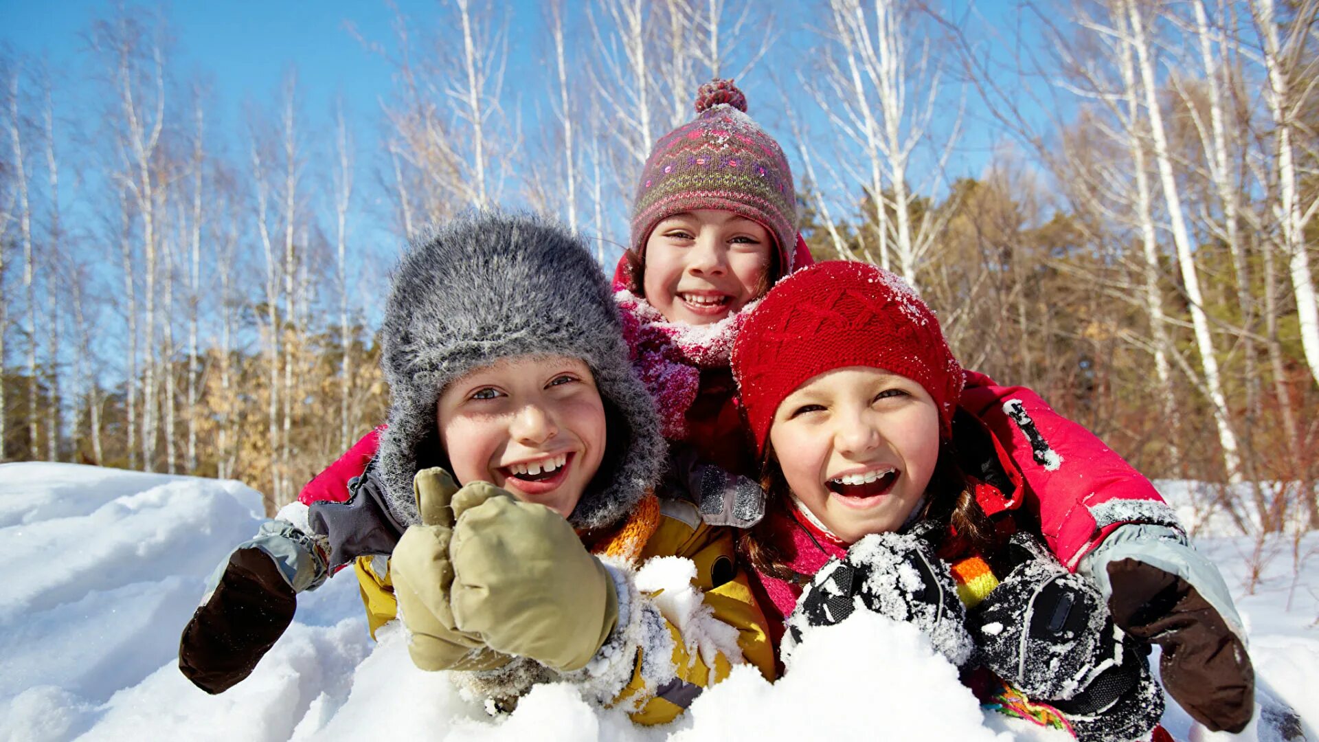 Во время каникул веселые. Дети зимой. Зимний лагерь. Зимний лагерь для детей. Счастливые дети зимой.