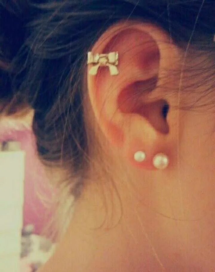 Две серьги в ухе. Серьги haidy ear. Индастриал и 2 прокола мочки. Второй прокол в ухе у девушки. Пирсинг на ухе два прокола.