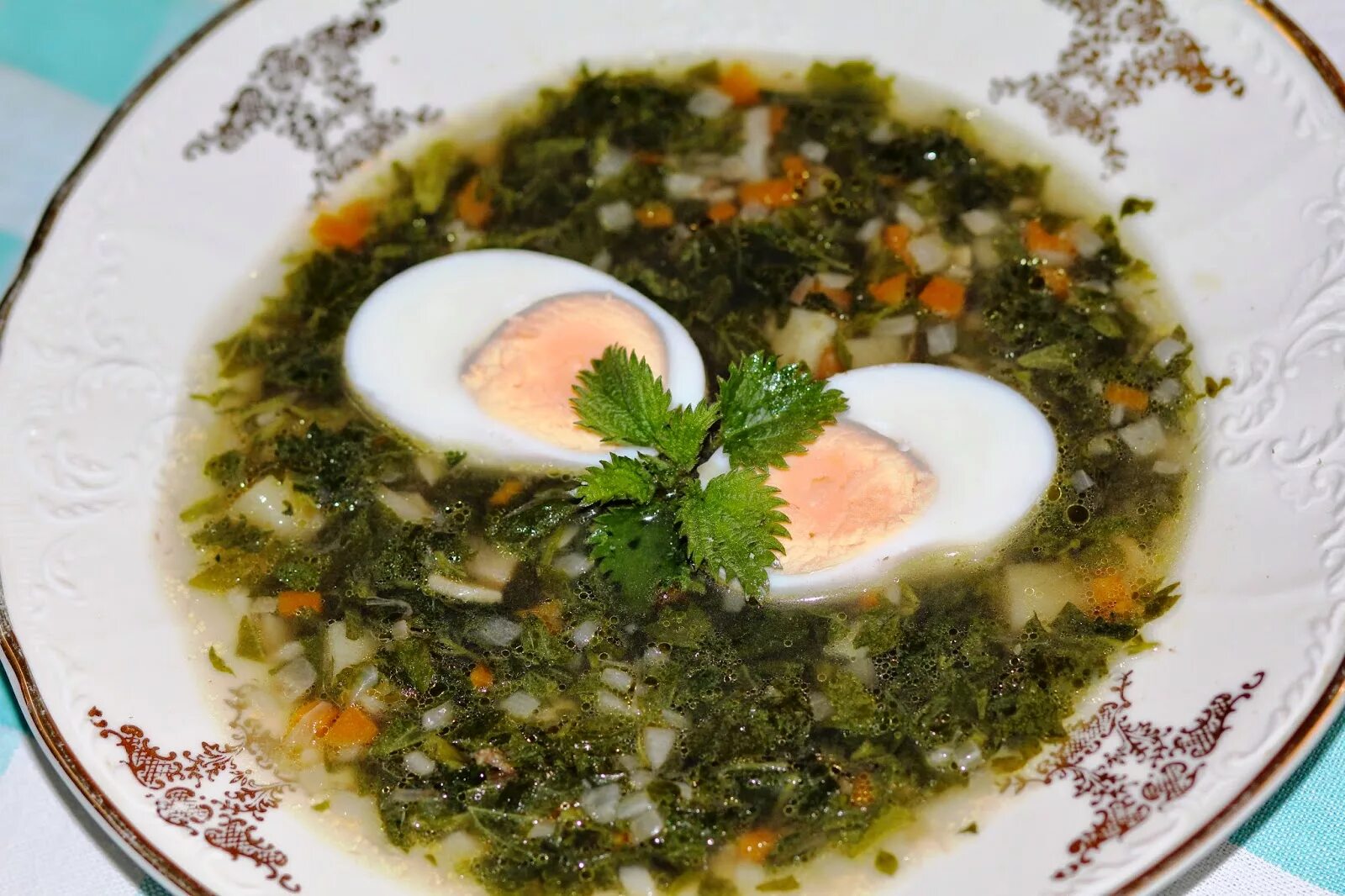 Крапива с яйцом. Крапивный суп. щавелевый суп с клецками. крапивный суп с яйцом. рассольник с крапивой.