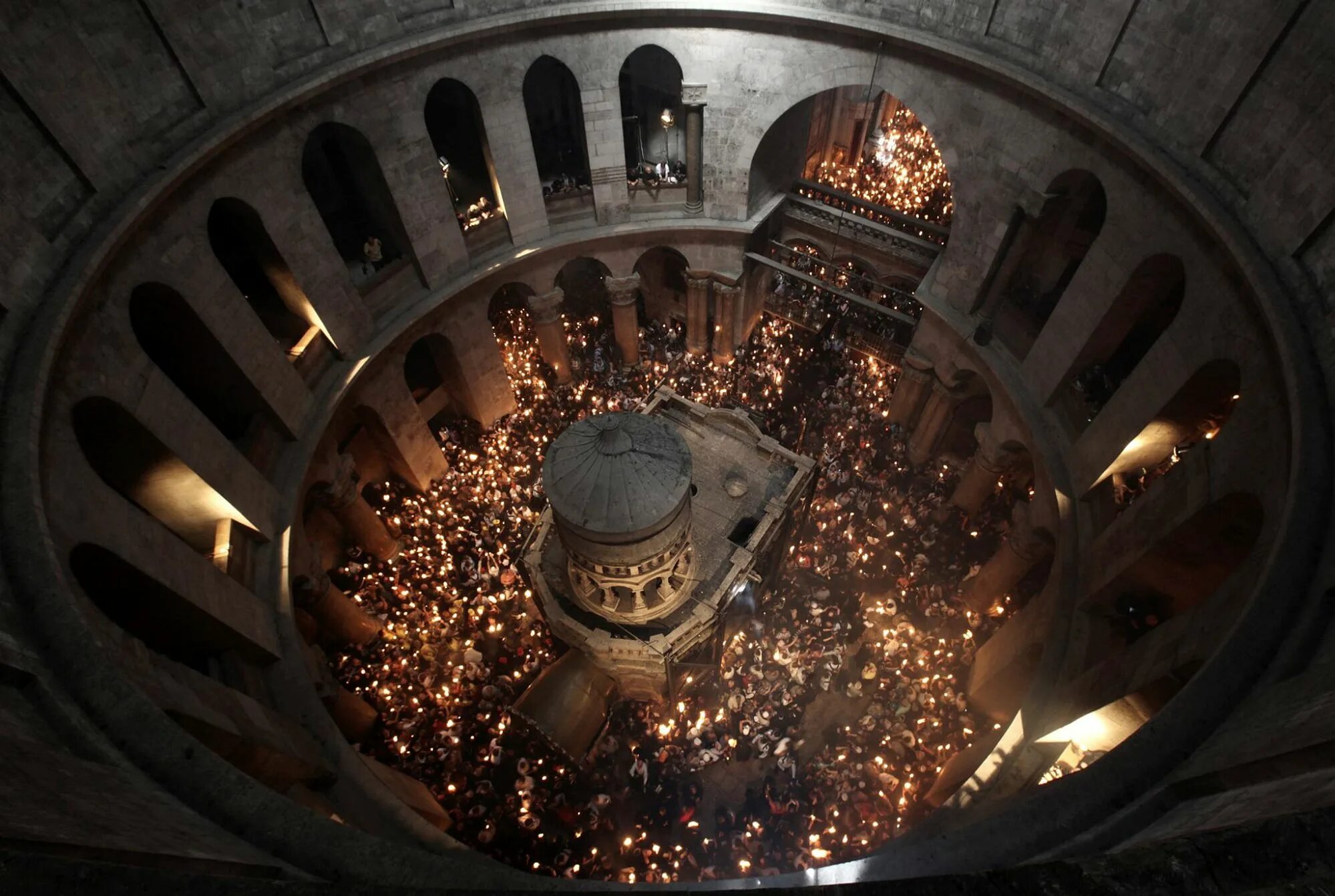 благодатный огонь храм гроба господня. храм гроба господня иерусалим схождение благодатного. храм гроба господня в иерусалиме благодатный огонь. благодатный огонь храм гроба господня. благодатный огонь храм гроба господня.