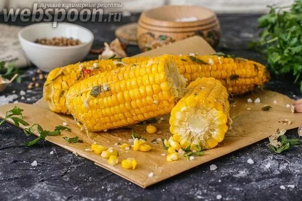 Кукуруза в фольге со сливочным маслом. Кукуруза в початках в духовке. кукуруза запеченная в фольге. запеченная кукуруза в духовке. кукуруза в духовке в фольге.