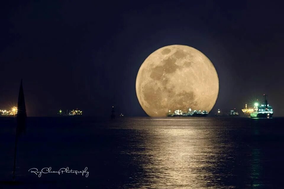 Какой лунной ночью. Самая красивая Луна в мире. Луна во Франции. Луна на французском. Луна в Турции ночью.