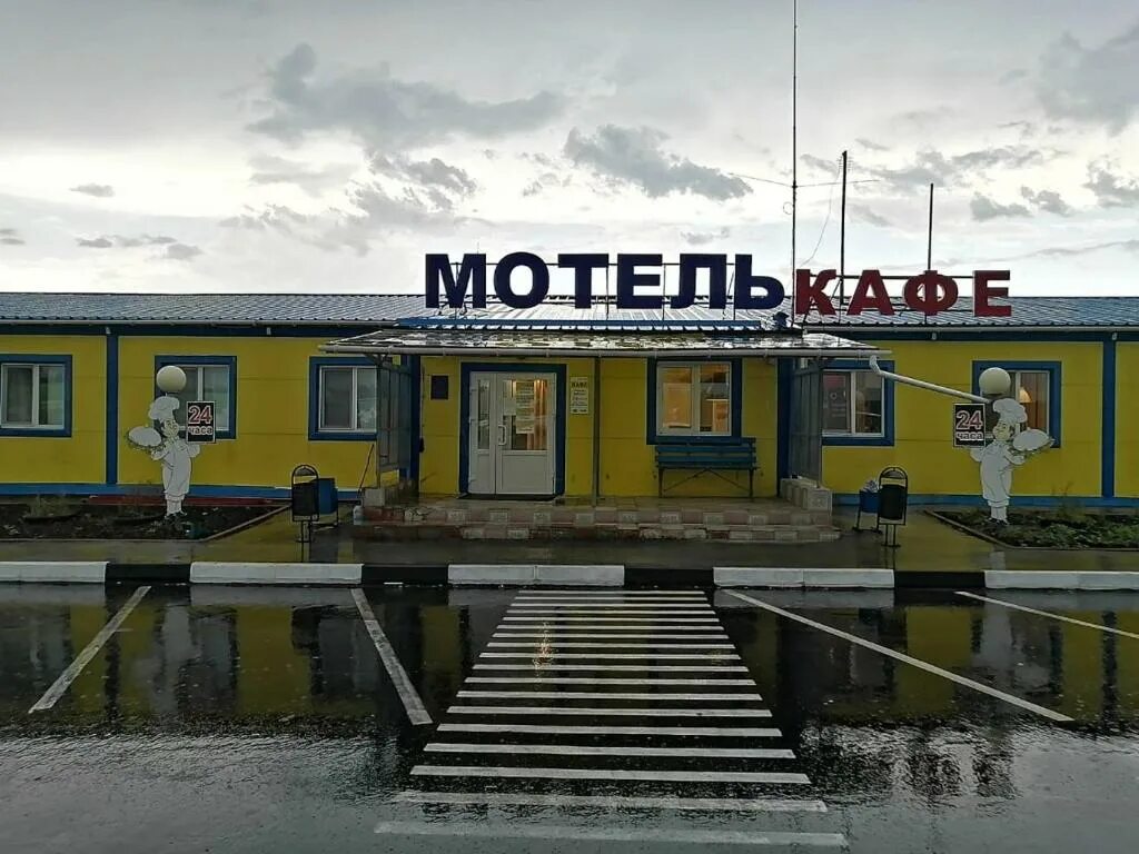 Кафе на трассе омск новосибирск. Придорожный комплекс омич омская область. Мотель омич на трассе омск новосибирск. Трасса омск мотели. Мотель регион 55 крутинка.