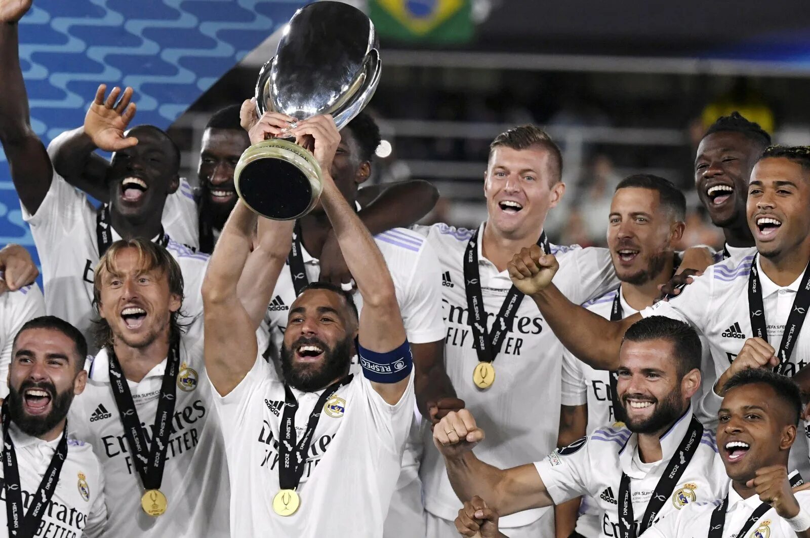 Реал Айнтрахт Суперкубок 2022. Реал Мадрид трофеи ЛЧ. Реал Мадрид с трофеем ЛЧ 2017. Мбаппе Реал Мадрид 2022.