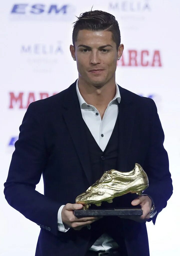 Роналдо возраст. Роналдо возраст. Роналду 2001. Криш криштиану роналду. Пятки роналдо сына.