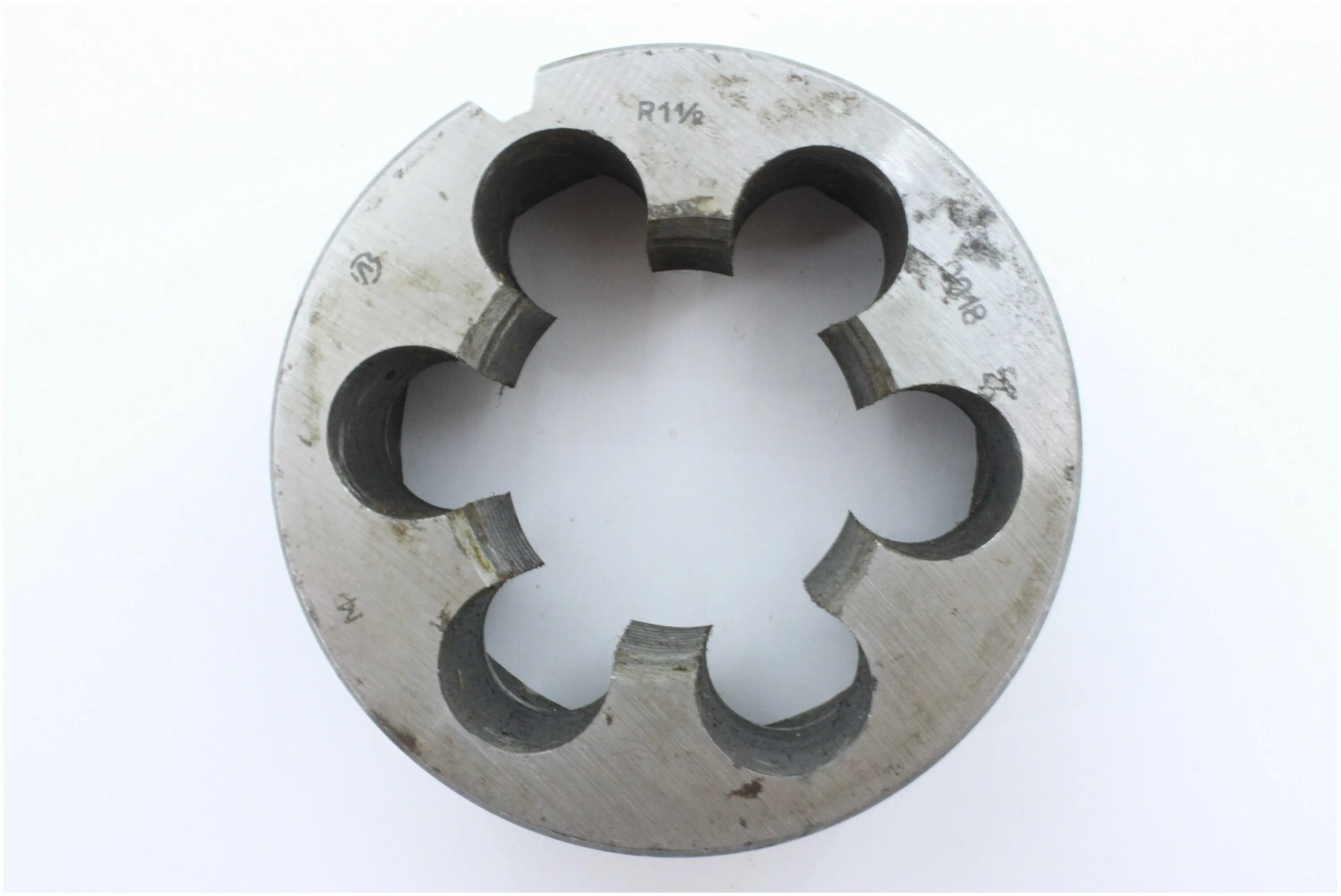 Плашка трубная. Лерка дюймовая. Плашка 1/2 дюйма трубная с держателем. Лерка для нарезания резьбы на трубах. Плашка трубная.