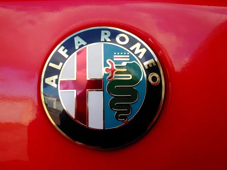 Альфа ромео что означает. Концерн альфа ромео. Alfa romeo logo. Альфа ромео шильдик. Герб альфа ромео.