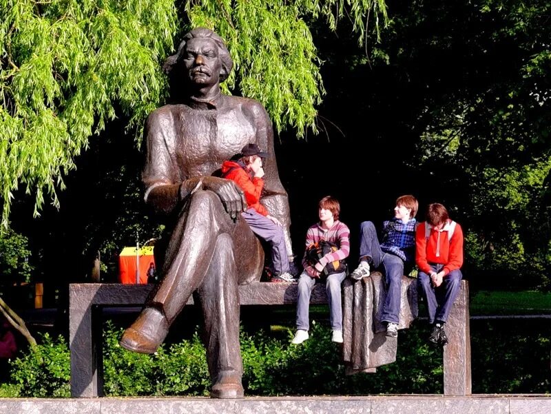 Минск детский парк горького. Минск парк Максима Горького. Детский парк Горького Минск. Центральный детский парк имени Максима Горького (Минск). Памятник Максима Горького в Минске.