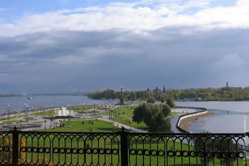 Уровень волги в ярославле сегодня. Река Волга Ярославль. Набережная реки Волги Ярославль Речной вокзал. Ярославль набережная Волги.