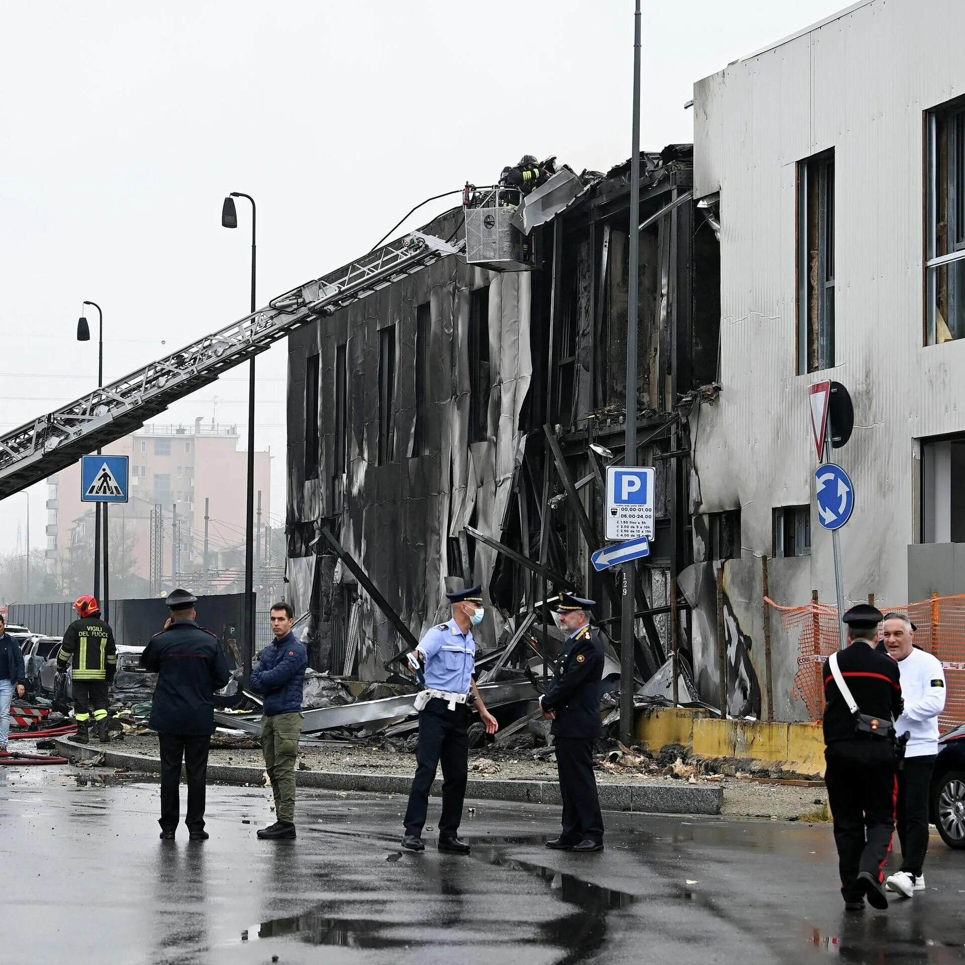 Самолет врезался в здание. Падения Италия. Башня Пирелли в Милане катастрофа самолета.