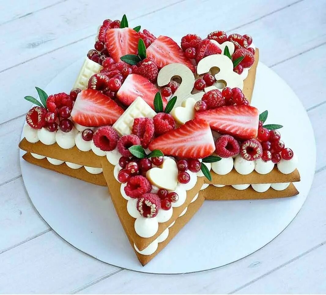 Торт формы 5. Торт. Торт цифра украшение. Торт цифра украшение фруктами. Торт цифра украшение ягодами.