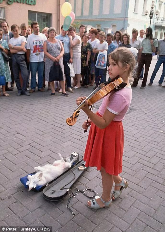 Скрипка на улице. Питер Тернли Катя. Девочка со скрипкой на улице. Уличная скрипачка. Скрипачка на улице.