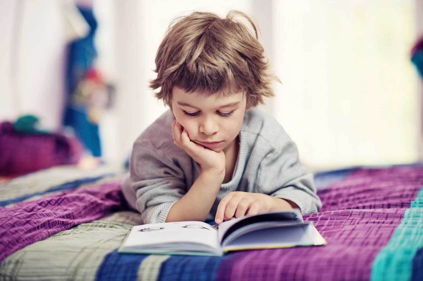 Дети читают детям сайт. Чтение мальчик. Книги для детей. Чтение для детей. Мальчик читает книгу.