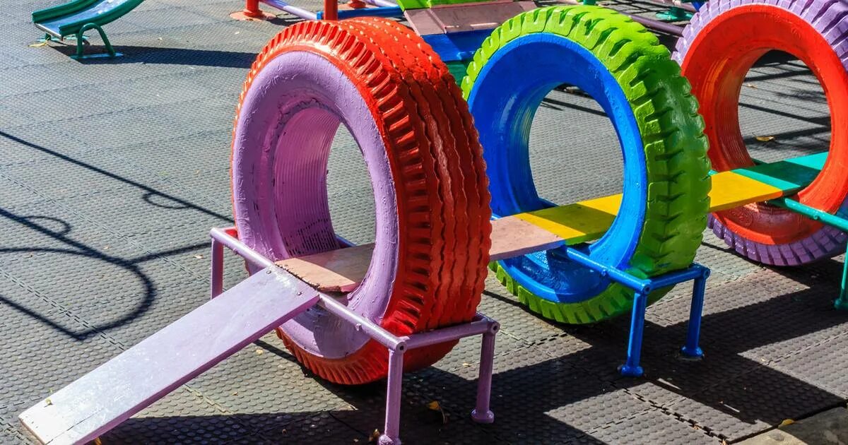 Детские площадки из шин. Детская площадка из колес. Из покрышек для детской площадки. Старые покрышки на детской площадке.