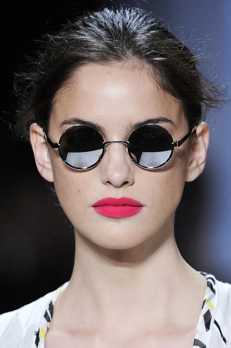 Солнцезащитные очки женские круглая форма. Модные оправы для очков. Круглые очки. Овальные очки на девушке. Очки круглые женские.