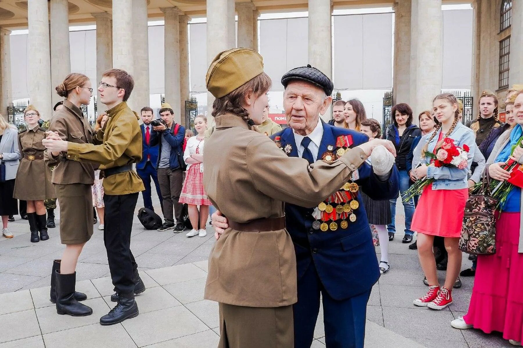 Прошел праздник день победы. Празднование дня Победы. С праздником днем Победы. Отмечаем день Победы. Торжественное празднование дня Победы.