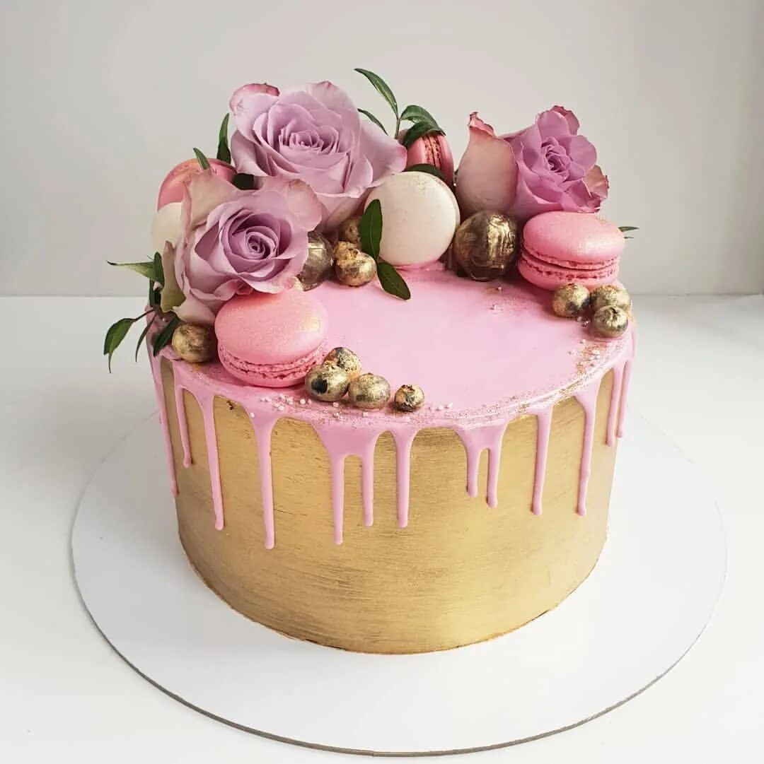 женщина тор. торт с живыми цветами и безе. декор торта для девочки. торт от палыча нежный оригинальный. красивые торты без мастики.