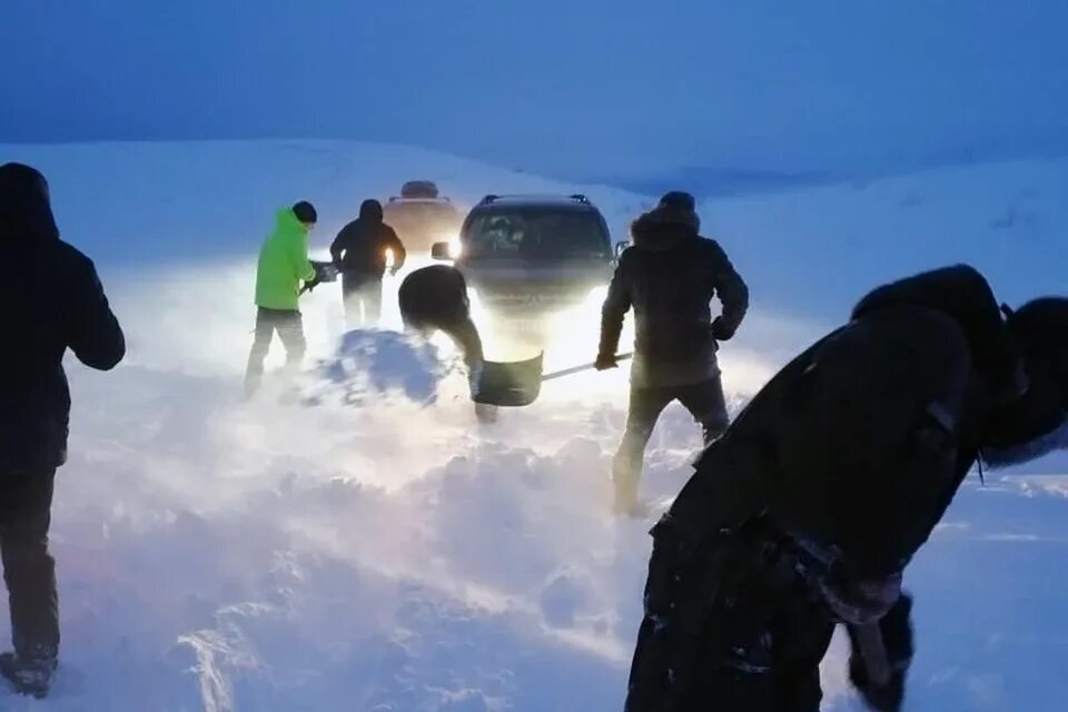 Снежком закрыт. Снежный затор. Снежные заносы в Териберке. Заносы на дороге в Териберку. Дорога в Териберку заносы на дорогах.