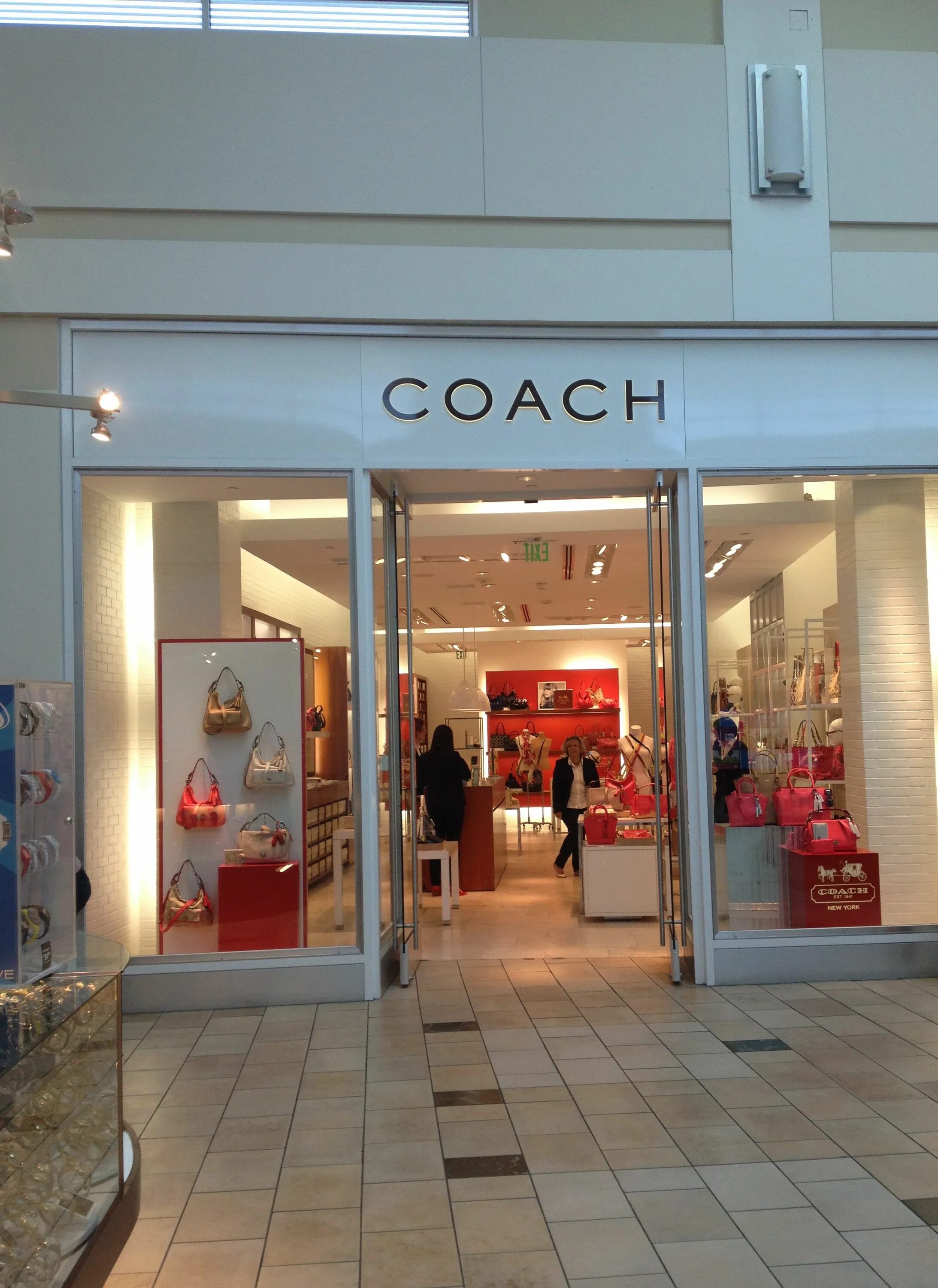 Coach outlet. Сограсс Молл в Майами. Coach магазин. Коуч аутлет. Коач магазин.