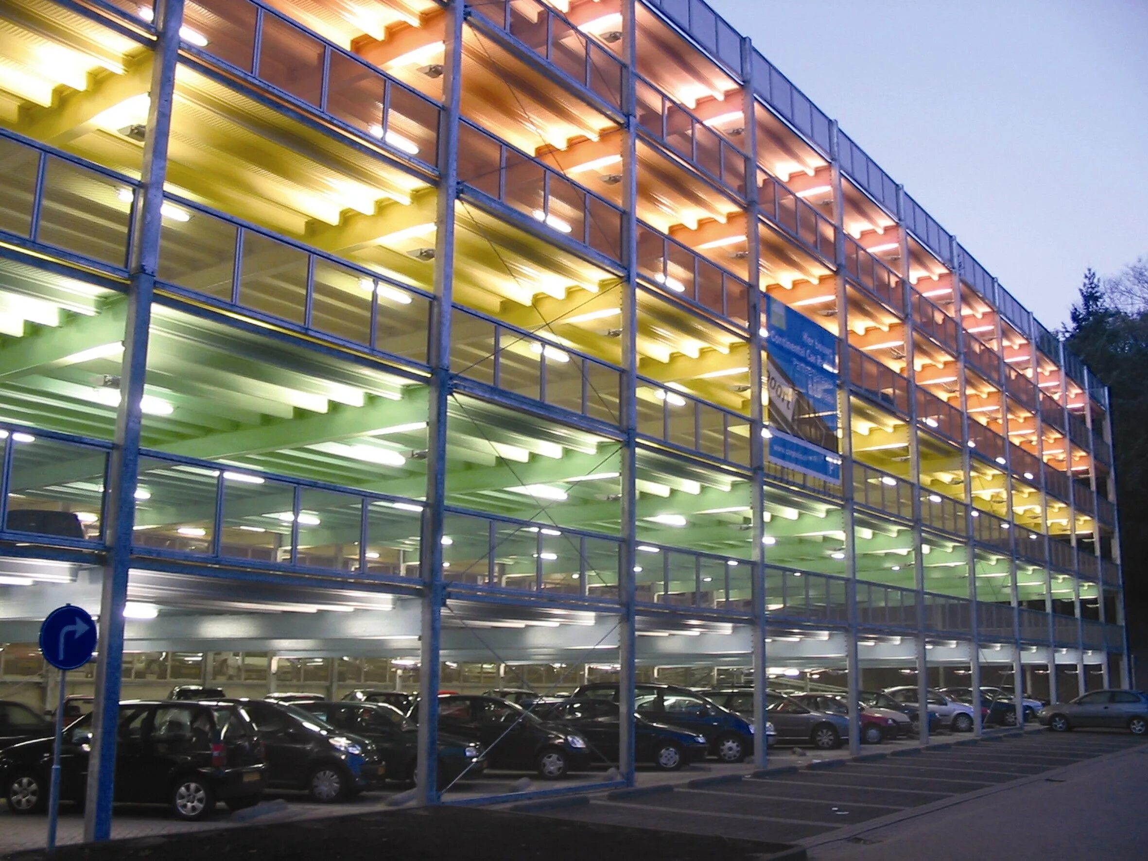 Многоуровневая парковка. Открытые многоуровневые парковки. Современные многоуровневые парковки. Многоэтажный паркинг.