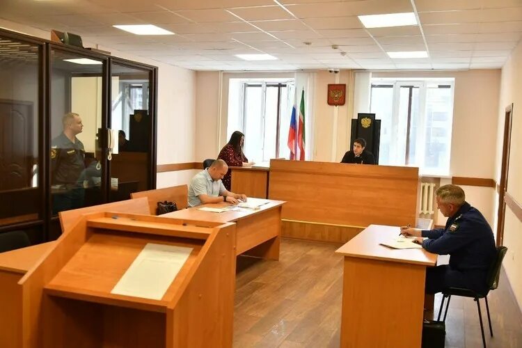 Судебный полесского. Судебный исполнитель 2005. Судебное следствие. Судебный полесского. Клетка для подсудимых.