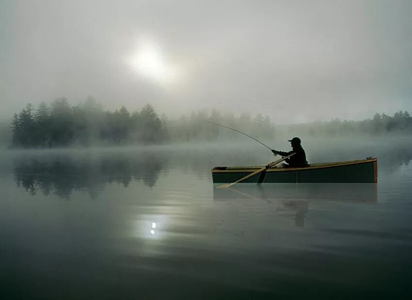 рыбак в лодке на озере. лодка на реке. вагвозеро лесное озеро. весельная лодка. река лодка рыбак.