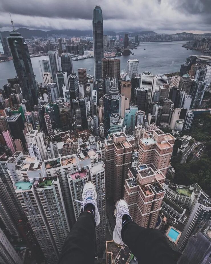 аватарка город. неон город. космонавт в городе. ночной город. красивый город.