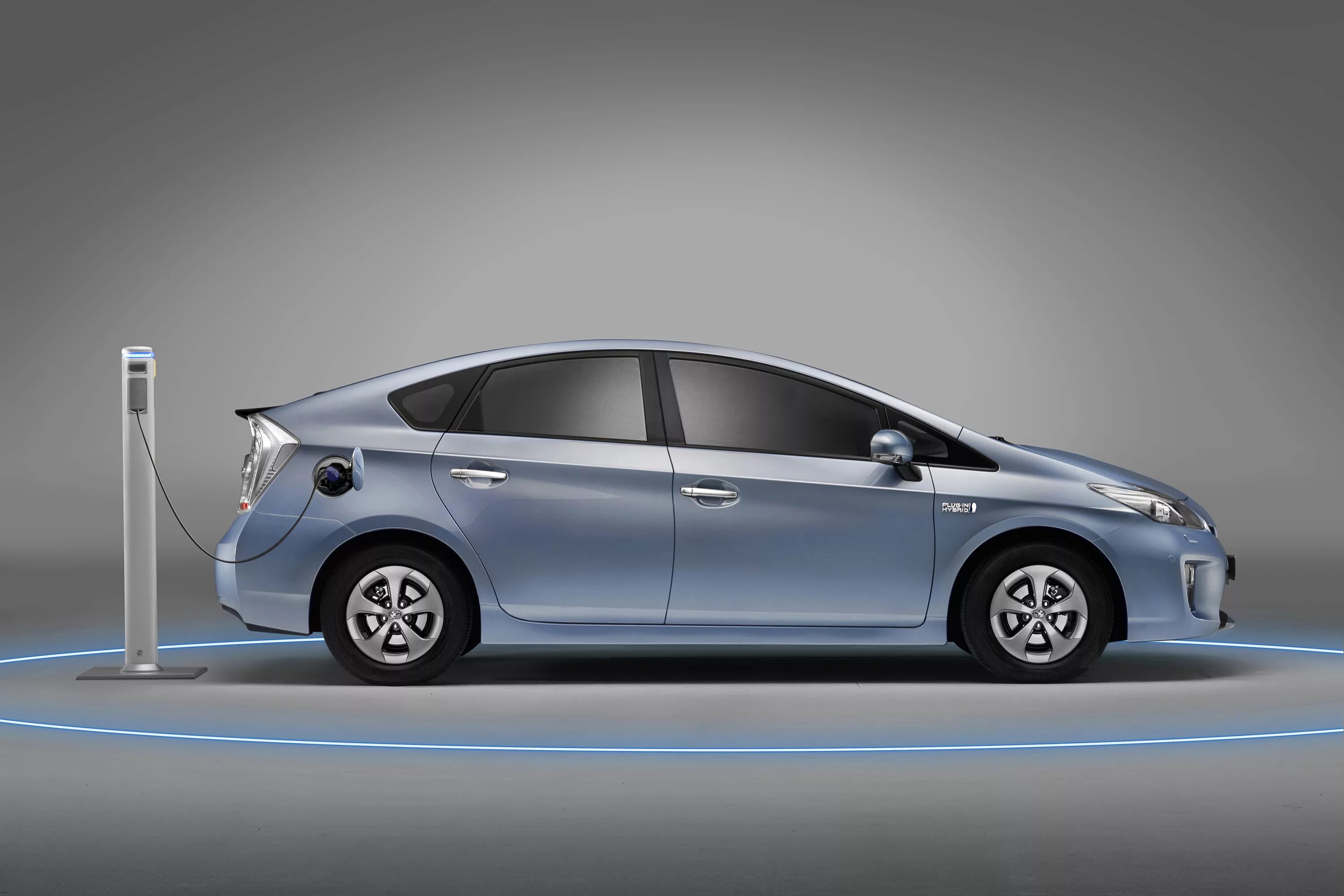 8. Toyota aqua 2020. Тойота приус гибрид расход топлива на 100 км. Toyota prius 1. Toyota prius 20.