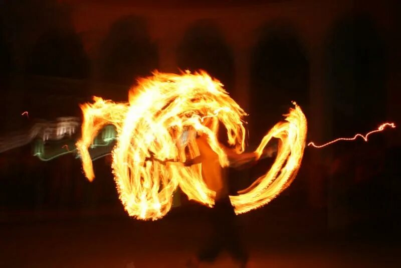 аватарка гитара. электрогитара в огне. виниловая пластинка загорелась. фаер музыка. скрипичный ключ в огне.