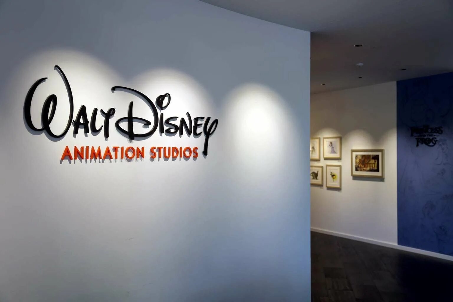 Disney animation studios. Уолт дисней анимейшен студио. walt disney animation studios логотип. студия walk disney animation studio мультфильмы. студия walt disney television animation логотип.