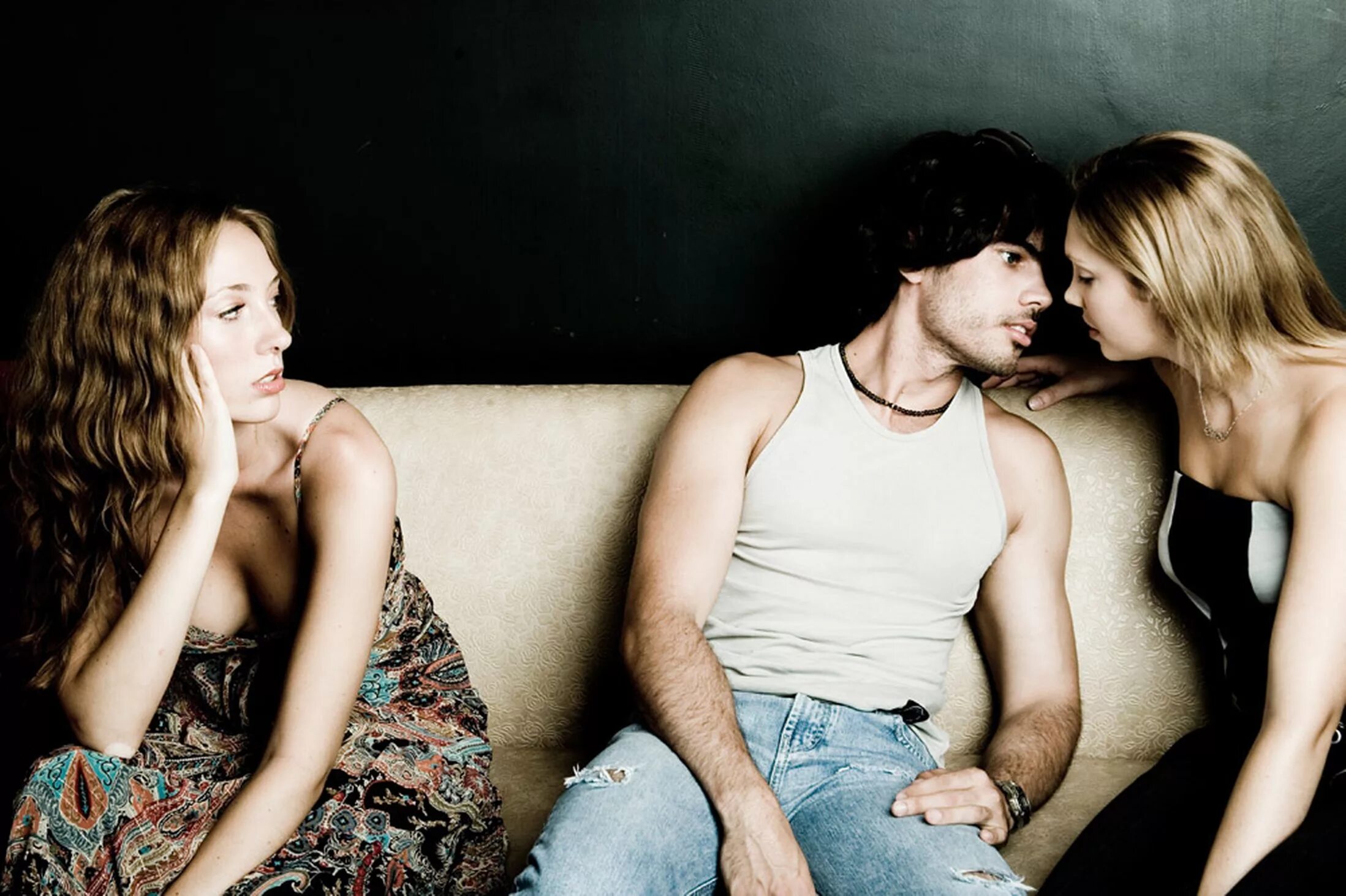 Жена изменяет двум любовникам. Женщина изменяет мужу. Жена изменяет двум любовникам. Жена изменяет двум любовникам. Измена фото.