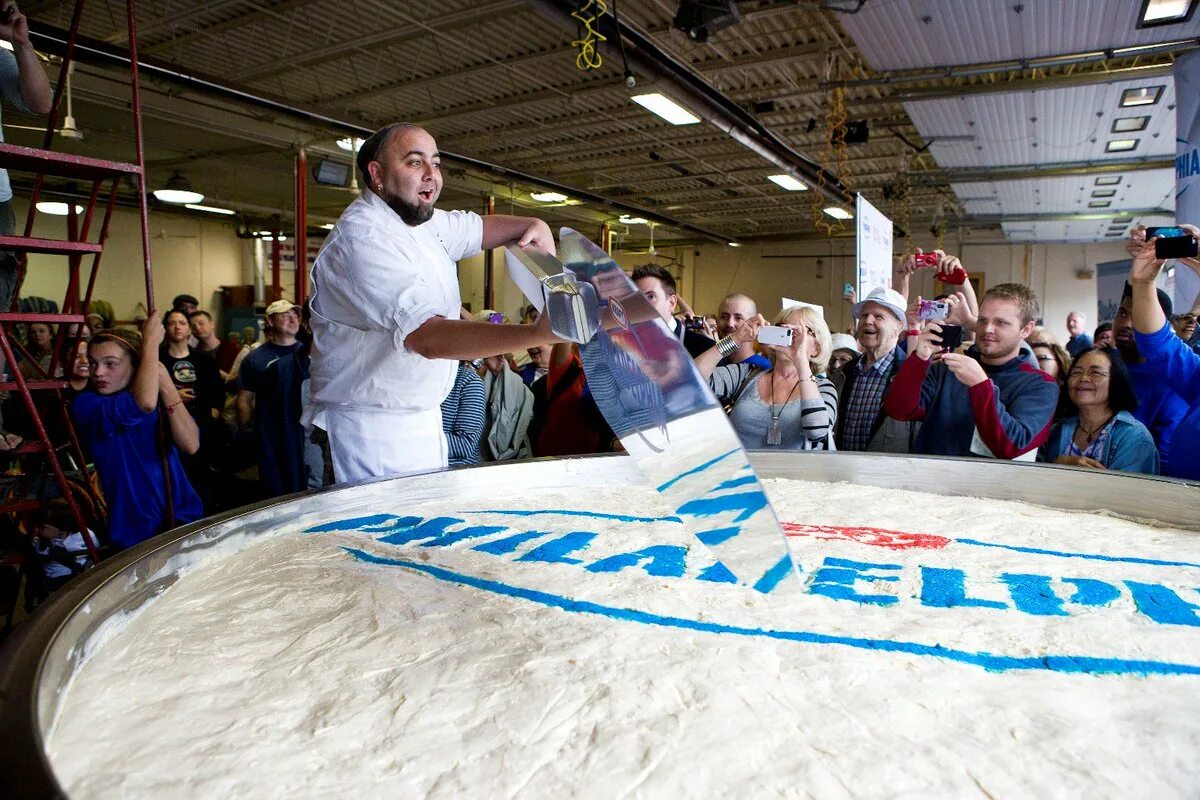 Самые большие рекорды в играх. Самый большой торт. Рекорд Гиннесса самый большой. Рекорд самый большой торт. Самый большой торт Гиннесса.