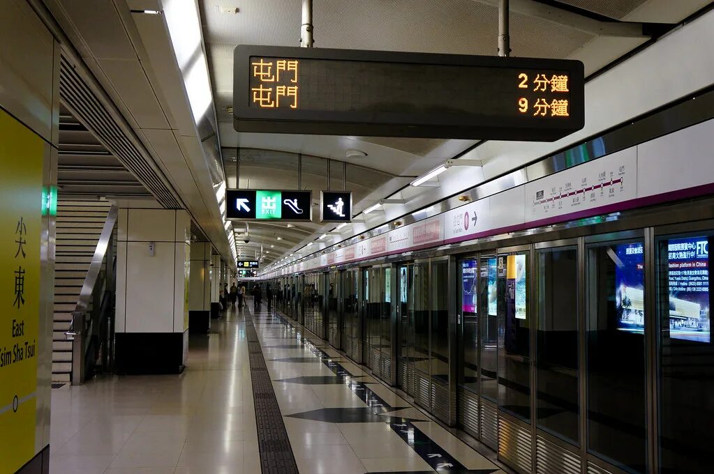Метрополитен дистанция. Метро Гонг Конга. Метрополитен Гонконга. Гонконг метро станции. Станции гонконгского метрополитена.