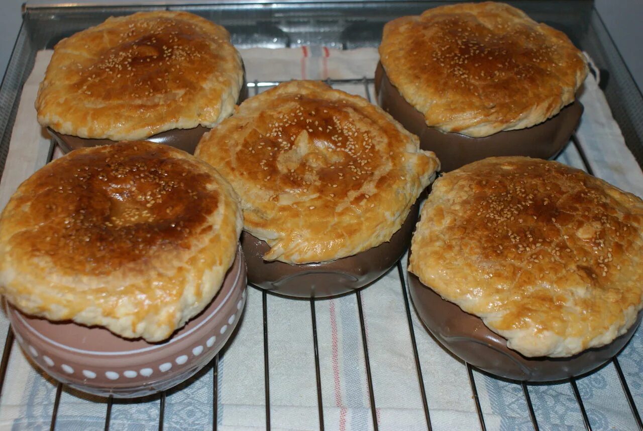 Горшочки из теста с мясом и картошкой. Горшочек с крышкой из теста. Как приготовить горшочки из теста. Горшок с крышкой из теста. Мясо в горшочке из теста.