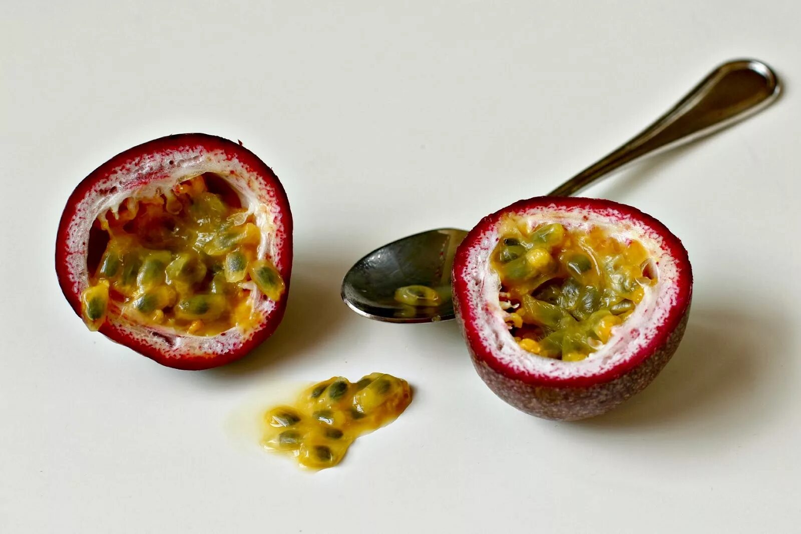 Passion fruit это. Фрукты Тайланда маракуйя. Маракуйя Кинг. Косточки маракуйи. Маракуйя Jess.