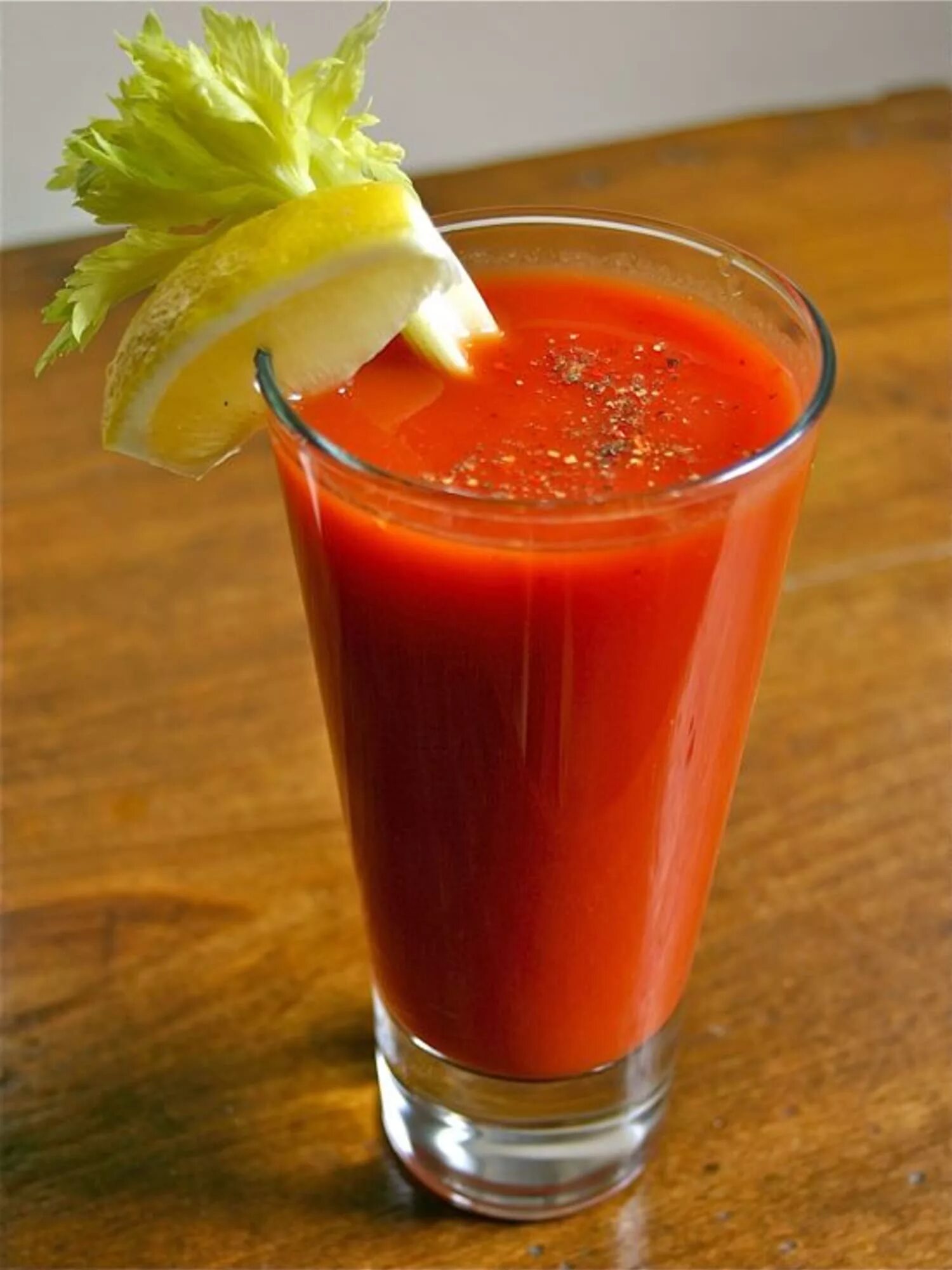 Bloody Mary томатный сок. Томатный сок с сельдереем