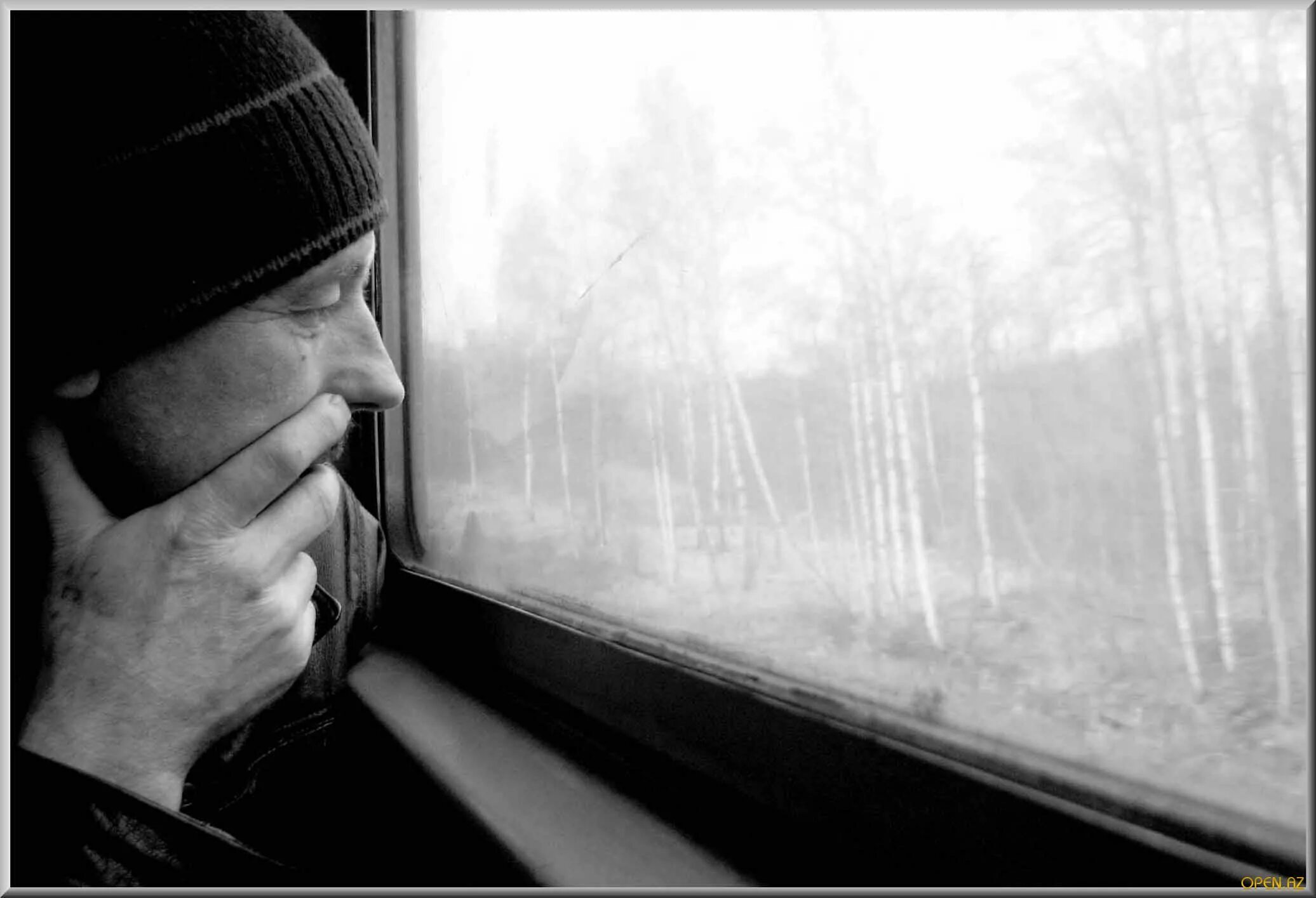 Тоска тоскливый тоскливо. Грустный мужчина у окна. Грустный человек у окна. Это грусть. Мужчина грустит.