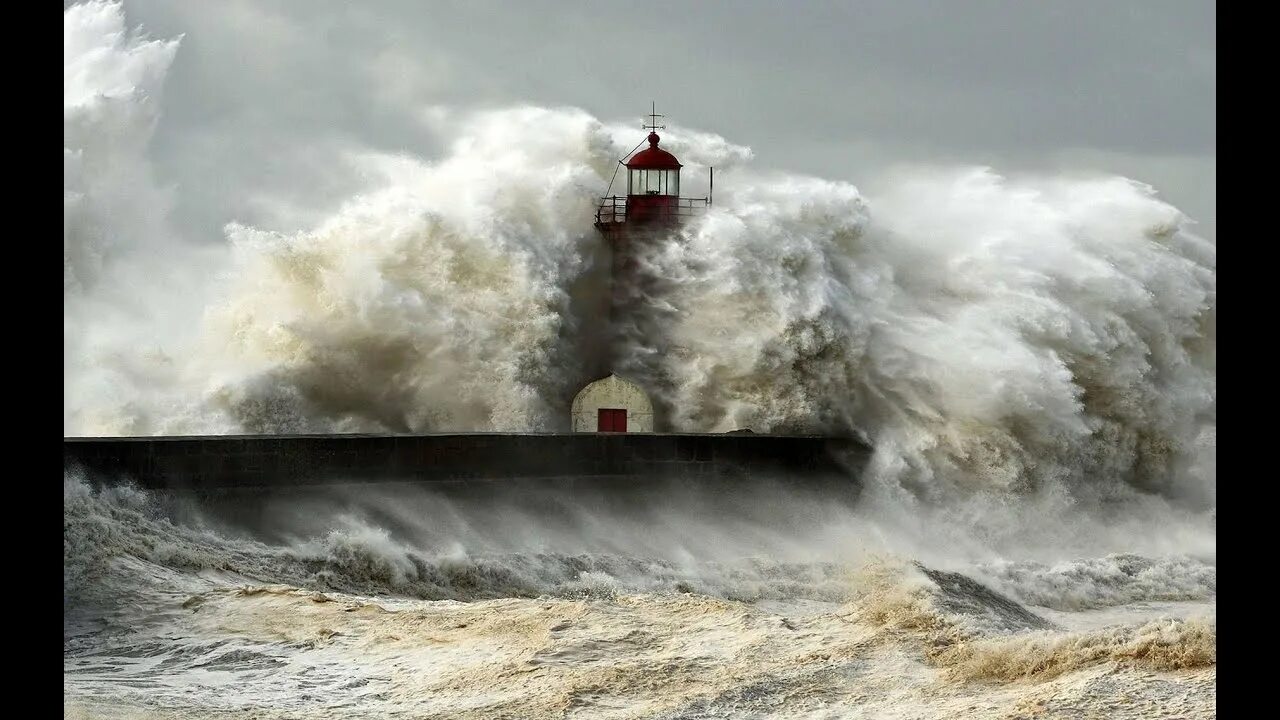 Море океан волны шторм ЦУНАМИ. ЦУНАМИ черное море 2012. Море шторм Маяк. Атлантический океан шторм.